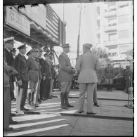 Lors d'une cérémonie franco-américaine de remise de matériels américains aux troupes françaises, à l'issue des discours, le général d'armée Henri Giraud, commandant en chef civil et militaire s'entretient avec le général d'armée Dwight Eisenhower, commandant en chef des forces américaines en Europe et en Afrique du Nord.