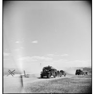 Montée en ligne d'un convoi de tracteurs d'artillerie Morris C8 d'une unité du Commonwealth dans la région de Zaghouan.