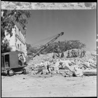 Des soldats fouillent les décombres de la caserne d'Orléans à la recherche d'éventuelles victimes, après le bombardement des forces de l'Axe dans la nuit du 4 au 5 juin 1943.