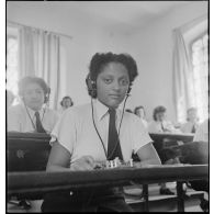 Portrait d'une élève stagiaire de l'école des transmissions des personnels féminins de l'armée de l'Air à Dellys, lors d'un cours pratique de TSF (télégraphie sans fil).