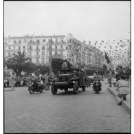 Défilé d'un scout car M3A1 du 7e RCA (régiment de chasseurs d'Afrique) lors du 14 juillet 1943 à Alger.