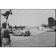 Le général de division Charles Mast, résident général de France en Tunisie, quitte l'aérodrome d'El-Aouina de Tunis en compagnie de monsieur Lafont.