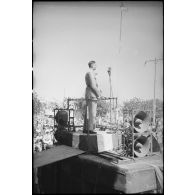 Le général de Gaulle, co-président du CFLN (Comité français de la Libération nationale), prononce un discours depuis une tribune sur l'esplanade Gambetta lors d'une visite à Tunis.