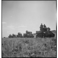 Colonne de chars légers Stuart M5A1 d'un escadron du 3e RSAR (régiment de spahis algériens de reconnaissance) de la 3e DIA (division d'infanterie algérienne) qui participe à un entraînement du CEF (corps expéditionnaire français) dans la région de Batna.