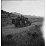 Scout-car M3A1 du 3e RSAR en patrouille de reconnaissance lors d'une manoeuvre dans la région de Batna.