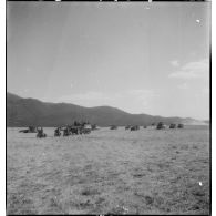 Défilé d'escadrons du 3e RSAR (régiment de spahis algériens de reconnaissance) de la 3e DIA (division d'infanterie algérienne) à l'issue d'une manoeuvre du régiment, dans le cadre d'un entraînement du CEF (corps expéditionnaire français) avant son engagement sur le front italien.