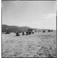 Défilé d'escadrons du 3e RSAR (régiment de spahis algériens de reconnaissance) de la 3e DIA (division d'infanterie algérienne) à l'issue d'une manoeuvre du régiment, dans le cadre d'un entraînement du CEF (corps expéditionnaire français) avant son engagement sur le front italien.