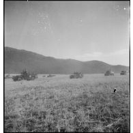 Défilé d'escadrons du 3e RSAR (régiment de spahis algériens de reconnaissance) de la 3e DIA (division d'infanterie algérienne) à l'issue d'une manoeuvre du régiment, dans le cadre d'un entraînement du CEF (corps expéditionnaire français) avant son engagement sur le front italien.