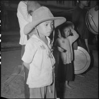 Sur un quai de la gare d'Hanoï, les enfants attendent de monter dans le train.