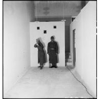 Un élève s'entraîne au ciné-tir à l'école des élèves aspirants ou CIEO (Centre d'instruction des élèves officiers) de Cherchell à la caserne Dubourdieu.