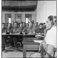 Cours pratique de transmission en morse suivi par des élèves de l'école des transmissions de l'armée de l'Air de Kasba-Tadla.