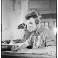 Portrait d'un élève de l'école des transmissions de l'armée de l'Air de Kasba-Tadla lors d'un exercice pratique de lecture au son d'une transmission morse.