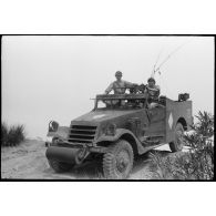 Progression d'un scout-car M3 au cours d'une manoeuvre du CEF (corps expéditionnaire français) en Algérie.