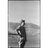 Portrait en buste du général de brigade Puig, commandant les FTA (forces terrestres antiaériennes) du CEF (corps expéditionnaire français), lors d'une manoeuvre de la grande unité.