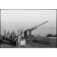 Tir d'un canon de 90 mm des FTA (forces terrestres antiaériennes) du CEF (corps expéditionnaire français) lors d'une manoeuvre.