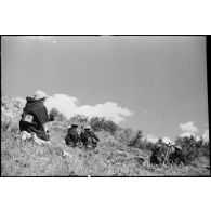 Des goumiers, servants d'une section de mortiers du 11e tabor du 4e GTM (groupe de tabors marocains), sont déployés en position de tir pendant une manoeuvre du CEF (corps expéditionnaire français).