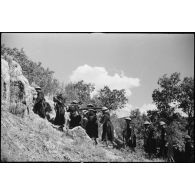 Progression d'une section de mortiers du 11e tabor du 4e GTM (groupe de tabors marocains) lors d'une manoeuvre du CEF (corps expéditionnaire français).