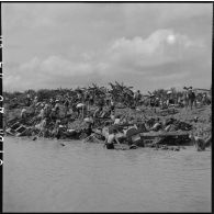 Récupération de la ferraille, jetée par la 11e CMRM (compagnie moyenne de réparation du matériel), dans le fleuve Rouge.