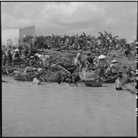 Récupération de la ferraille, jetée par la 11e CMRM (compagnie moyenne de réparation du matériel), dans le fleuve Rouge.