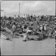 Récupération de la ferraille, jetée par la 11e CMRM (compagnie moyenne de réparation du matériel), dans le fleuve Rouge.