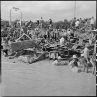 Récupération de la ferraille, jetée par la 11e CMRM (compagnie moyenne de réparation du matériel), dans le fleuve Rouge.