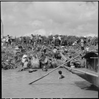 Récupération de la ferraille, jetée par la 11e CMRM (compagnie moyenne de réparation du matériel), dans le fleuve Rouge.