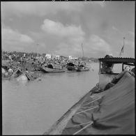 Récupération de la ferraille, jetée par la 11e CMRM (compagnie moyenne de réparation du matériel), dans le fleuve Rouge.