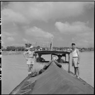 Militaires du CEFEO à bord d'un bateau sur le fleuve Rouge.