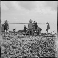 Récupération de la ferraille, jetée par la 11e CMRM (compagnie moyenne de réparation du matériel), dans le fleuve Rouge.