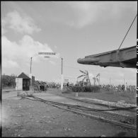 Récupération de la ferraille jetée par la 11e CMRM (compagnie moyenne de réparation du matériel).