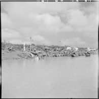 Récupération de la ferraille, jetée par la 11e CMRM (compagnie moyenne de réparation du matériel), dans le fleuve Rouge.