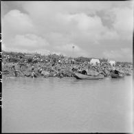 Récupération de la ferraille, jetée par la 11e CMRM (compagnie moyenne de réparation du matériel), dans le fleuve Rouge.