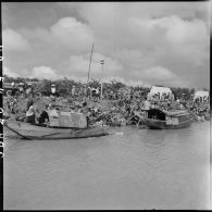 Récupération de la ferraille, jetée par la 11e CMRM (compagnie moyenne de réparation du matériel), dans le fleuve Rouge.