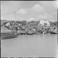 La ferraille, jetée par la 11e CMRM (compagnie moyenne de réparation du matériel), dans le fleuve Rouge.