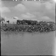 Récupération de la ferraille, jetée par la 11e CMRM (compagnie moyenne de réparation du matériel), dans le fleuve Rouge.