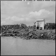 Récupération de la ferraille, jetée par la 11e CMRM (compagnie moyenne de réparation du matériel), dans le fleuve Rouge.