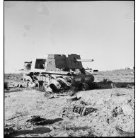 Epave d'un canon automoteur Semovente L40 47/32 de l'armée italienne dans le désert tunisien.