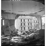 Intérieur d'un appartement endommagé de la rue Horace Vernet après un bombardement allemand sur Alger, probablement celui de la nuit du 26 au 27 janvier 1943.