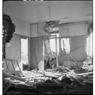 Intérieur d'un appartement endommagé de la rue Horace Vernet après un bombardement allemand sur Alger, probablement celui de la nuit du 26 au 27 janvier 1943.