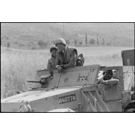 L'équipage d'un half-track israélien M3 lors de l'opération "Paix en Galilée" au Liban sud.