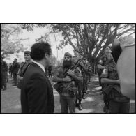 Georges Lemoine saluant les cadres des troupes françaises à Beyrouth.