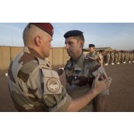 Le colonel Olivier Vidal remet la médaille de l'ordre national du mérite au lieutenant-colonel Pascal Ledoux, lors de la cérémonie de commémoration du 8 mai 1945 à Gao.