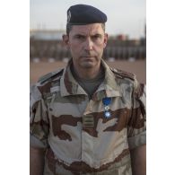 Portrait du lieutenant-colonel Pascal Ledoux, récipiendaire de l'ordre national du mérite remis lors de la cérémonie de commémoration du 8 mai 1945 à Gao.