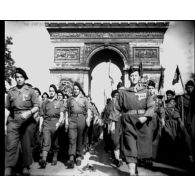 Le défilé du 18 juin 1945 à Paris.