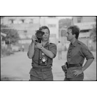 Le capitaine Tessier et l'adjudant Raymond de l'ECPA à Beyrouth.