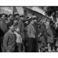 La campagne d'Italie : cérémonie alliée aux couleurs à Naples ; cérémonie franco-américaine à Sessa Aurunca ; cérémonie présidée par le général Giraud ; progression de goumiers en montagne.