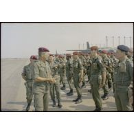 Le général Schmitt passe en revue les hommes du 3e RPIMa sur la base aérienne d'Istres avant leur départ pour le Liban.