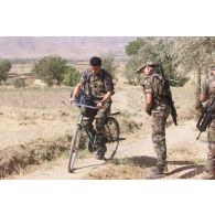 Première patrouille du 126e régiment d'infanteire (RI) dans un village tadjik de la région de Kaboul.