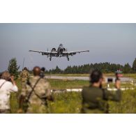 Décollage d'un avion bombardier Fairchild Republic A-10 Thunderbolt II depuis le terrain d'aviation de Tapa, en Estonie.