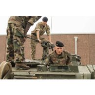 Des soldats du 501e régiment de chars de combat (501e RCC) visitent un dépanneur du char Challenger (CRARRV) britannique sur le camp de Tapa, en Estonie.